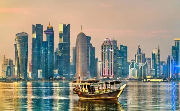Dhow, традиційні дерев'яні човен, в досі, Катар — стокове фото