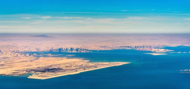 Doha ve Hamad Uluslararası Havaalanı hava görünümünü. Katar, Orta Doğu