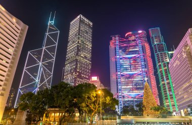 Statue Square Hong Kong çevresinde binalar gece