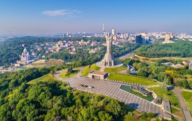 Havadan görünümü vatan anıt ve İkinci Dünya Savaşı Müzesi Kiev, Ukrayna