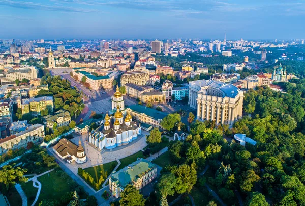 Luchtfoto van St. Michael Golden-Domed klooster, ministerie van Buitenlandse Zaken en Sint Sophia kathedraal in Kiev, Oekraïne — Stockfoto