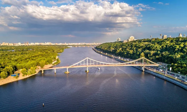 Vista aérea do Dnieper com a ponte pedonal em Kiev, Ucrânia — Fotografia de Stock