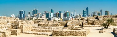Bahreyn kale kalıntıları Manama manzarası ile. UNESCO Dünya Miras Listesi
