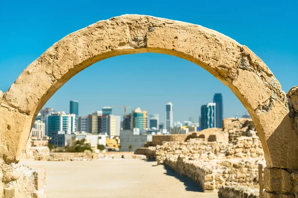 Manama manzarası ile eski arch Bahreyn Fort adlı. UNESCO Dünya Miras Listesi — Stok fotoğraf