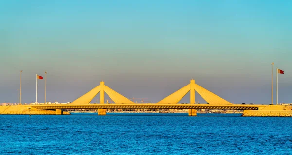 Shaikh Isa bin Salman hrázi most spojující Manama a Muharraq v Bahrajnu — Stock fotografie