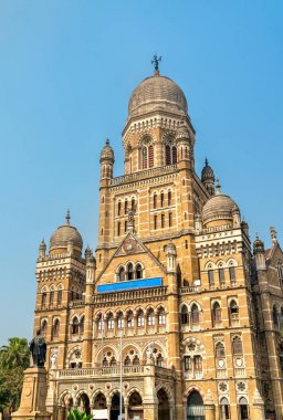Phiroz Şah Mehta heykeli ile Belediye A.ş binası. 1893 yılında inşa edilmiş, Mumbai, Hindistan bina bir miras olduğunu