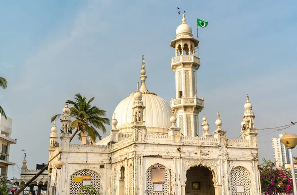 Haji Ali Dargah, egy sziget mauzóleum és búcsújáró helyén Mumbai, India — Stock Fotó