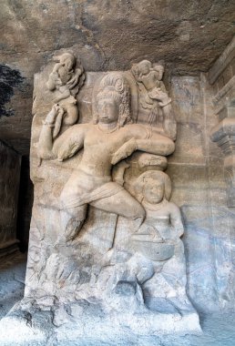 Elephanta Adası 1 mağarada Hindu heykeller. Mumbai, Hindistan