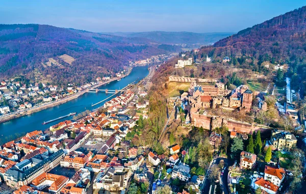 Letecké panorama z Heidelbergu s zámku a řeky Neckar. Německo — Stock fotografie
