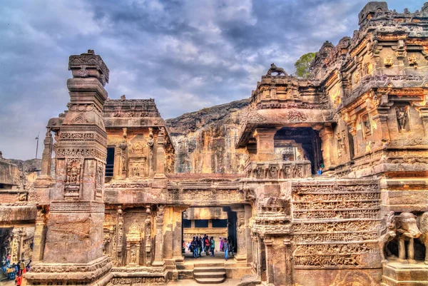 El templo Kailasa, cueva 16 en el complejo Ellora. Patrimonio de la Humanidad por la UNESCO en Maharashtra, India —  Fotos de Stock