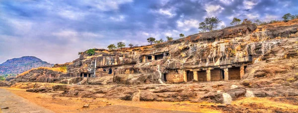 Panorama de las cuevas Ellora 20-24. Patrimonio de la Humanidad por la UNESCO en Maharashtra, India —  Fotos de Stock