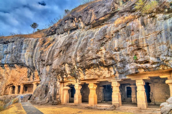 Janavasa, cueva 25 y Gopi Lena, cueva 26, en el complejo Ellora. Patrimonio de la Humanidad por la UNESCO en Maharashtra, India —  Fotos de Stock