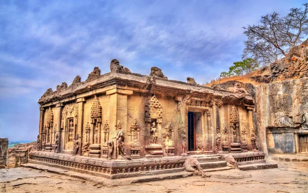 Dashavatara hindu temppeli, luola 15 Ellora Caves Complex - Intia — kuvapankkivalokuva