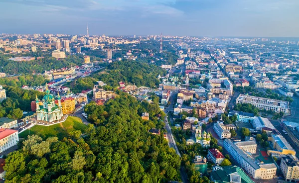 Luchtfoto van Sint Andreas Kerk en Andriyivskyy afkomst, stadsgezicht van Podil. Kiev, Oekraïne — Stockfoto