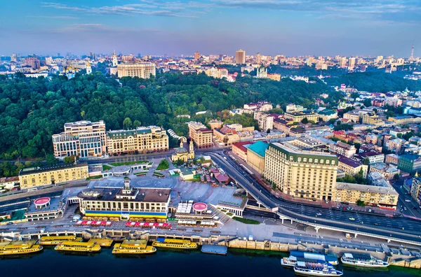 Flygfoto över floden hamn, Podil och Postal Square i Kiev, Ukraina — Stockfoto