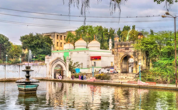 Jamil Baig Mescid Camii ve Mahmud Darwaza Panchakki su değirmeni dan görüldüğü gibi kapısı. Aurangabad, Hindistan — Stok fotoğraf