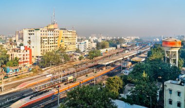 Vadodara, eski tren istasyonu ile Baroda bilinen manzarası. Gujarat, Hindistan