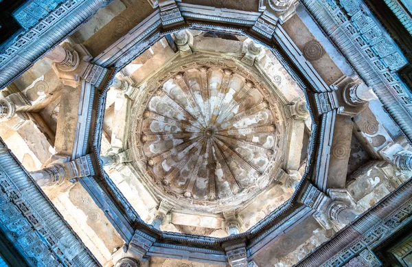 Interieur van Jami Masjid, een belangrijke toeristische attractie in Champaner-Pavagadh Archeologisch Park - Gujarat, India — Stockfoto