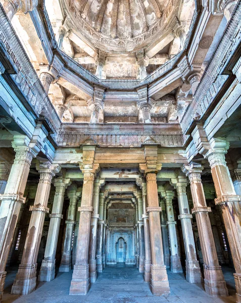 Interior de Jami Masjid, una importante atracción turística en el Parque Arqueológico Champaner-Pavagadh - Gujarat, India —  Fotos de Stock
