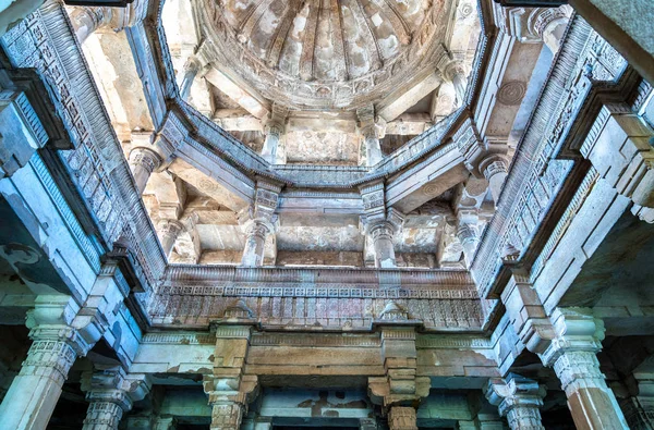 Interior de Jami Masjid, una importante atracción turística en el Parque Arqueológico Champaner-Pavagadh - Gujarat, India —  Fotos de Stock