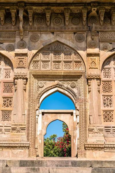 Jami Masjid, een belangrijke toeristische attractie in Champaner-Pavagadh Archeologisch Park - Gujarat, India — Stockfoto