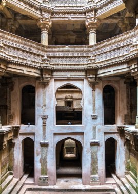 Adalaj veya Rudabai Stepwell Ahmedabad yakınlarındaki Adalaj kasabada. Gujarat eyalet Hindistan