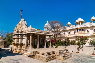 Sathis Deori Jain Tapınağı'nda Chittor Fort. Rajasthan, Hindistan
