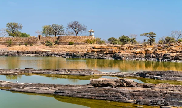 Lake at Rani Padmini Palace at Chittorgarh Fort. Rajasthan, India — Stock Photo, Image