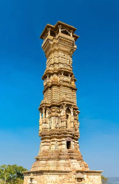 Torre Kirti Stambha no Forte Chittorgarh. Património Mundial da UNESCO em Rajastão, Índia — Fotografia de Stock