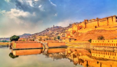 Amer ve Jaigarh kaleleri ve Alman Kyari Bahçe Maotha Gölü. Jaipur - Rajasthan, Hindistan