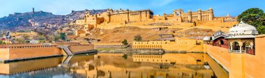 Amer ve Jaigarh kaleleri ve Alman Kyari Bahçe Maotha Gölü. Jaipur - Rajasthan, Hindistan