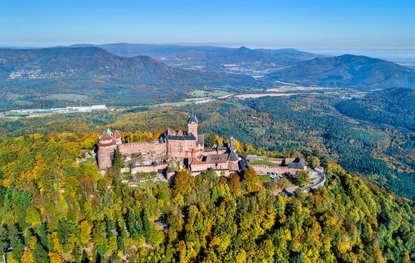 Panorama aéreo del Chateau du Haut-Koenigsbourg en las montañas de los Vosgos. Alsacia, Francia —  Fotos de Stock