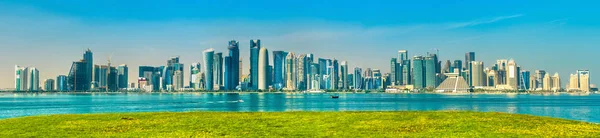 Skyline di Doha, la capitale del Qatar . — Foto Stock