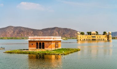 Jal Mahal veya su sarayının adam Sagar Gölü ayında Jaipur - İstanbul, Türkiye