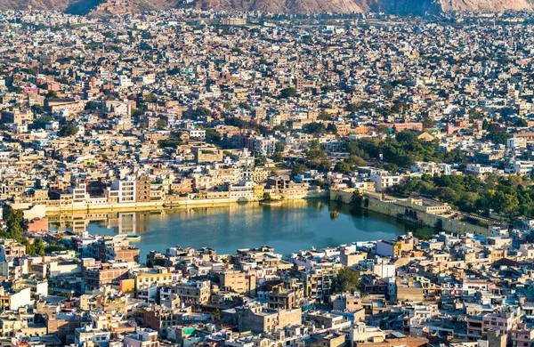 Vista aérea de Jaipur con el lago Tal Katora - Rajastán, India — Foto de Stock