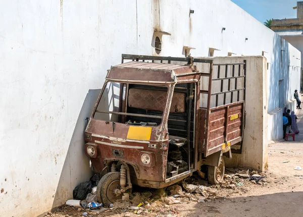 Auto rickshaw abandonado en Jaipur, India — Foto de Stock