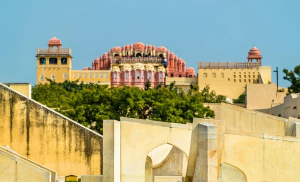 Weergave van Hawa Mahal boven Jantar Mantar in Jaipur - Rajasthan, India — Stockfoto