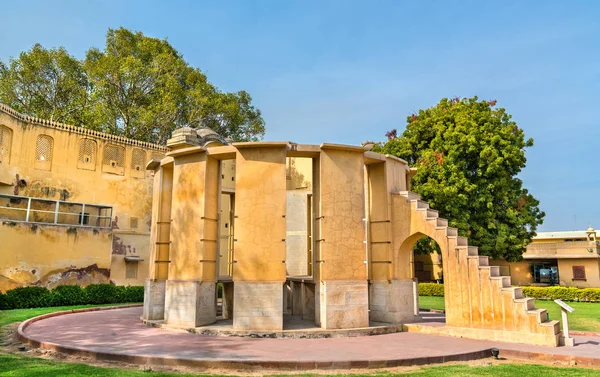 Instrumentos astronómicos arquitectónicos en Jantar Mantar en Jaipur, India —  Fotos de Stock