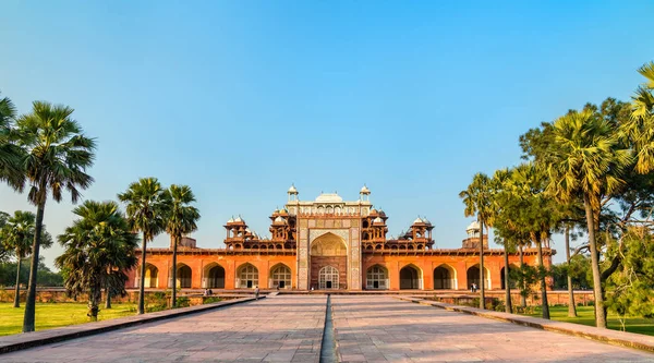 Tomb av Akbar stort på Sikandra fortet i Agra, Indien — Stockfoto