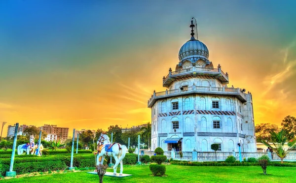 Gurudwara Guru Ka Taal, storico luogo di pellegrinaggio Sikh vicino a Sikandra ad Agra, India — Foto Stock