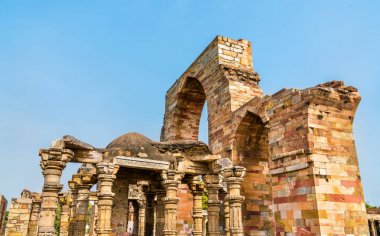 Delhi, Hindistan karmaşık Şah Quwwat ul-Islam cami kalıntıları