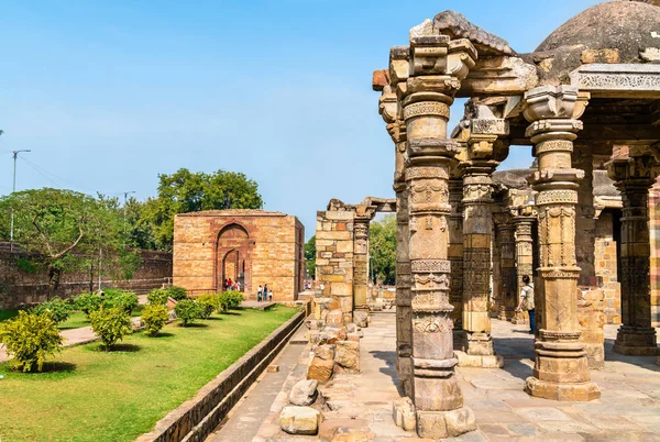 Ruïnes van Quwwat ul-Islam moskee op de Qutb complex in Delhi, India — Stockfoto