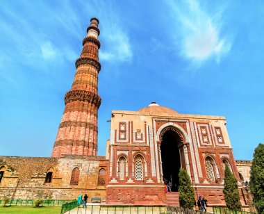 Alai Darwaza ve Qutub Minar Qutb karmaşık Delhi, Hindistan