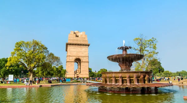 Fontanny w pobliżu India Gate, pomnikiem w New Delhi, Indie — Zdjęcie stockowe