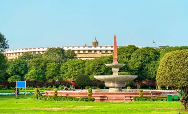 Çeşme Sansad Bhawan, Hindistan Parlamentosu evin önünde. Yeni Delhi