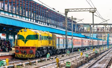 Yolcu treni Yeni Delhi tren istasyonunda. Hindistan