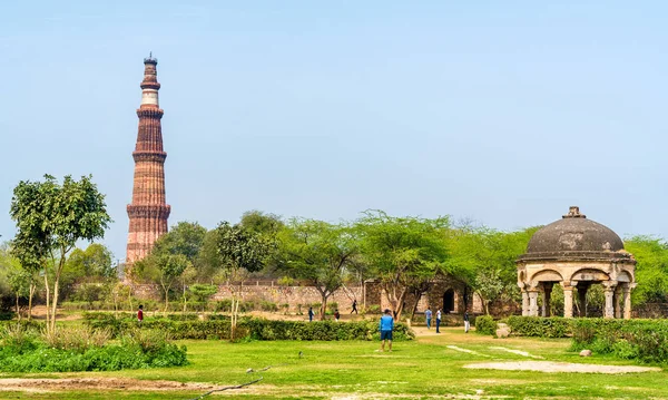Qutb Minar en Chhatri bij het graf van de Khan Quli. Delhi, de hoofdstad van India — Stockfoto