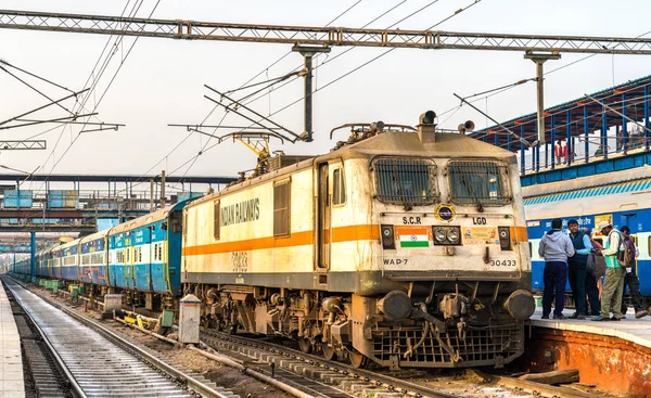 Pociągów pasażerskich w New Delhi Railway Station. Indie — Zdjęcie stockowe