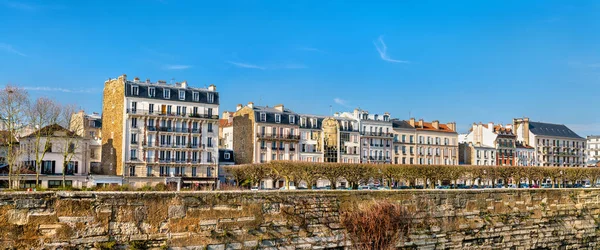 Tipici edifici francesi nella città di Vincennes vicino a Parigi — Foto Stock