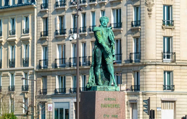 Statue of General Pierre Yrieix Daumesnil in front of the city hall of Vincennes, a town near Paris — Stock Photo, Image